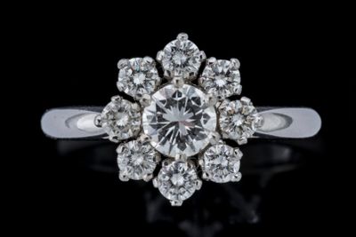 gros plan d'une bague en diamant sur une surface noire