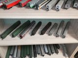 de nombreux petits trains miniatures posés sur une étagère dans une pièce