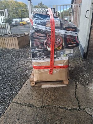 un chariot rempli de cartons posé sur le trottoir
