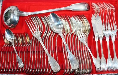 Partie de MENAGERE en métal argenté, modèle à filets coquill…