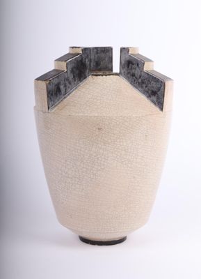 un vase blanc surmonté d'un couvercle noir, posé sur une surface blanche