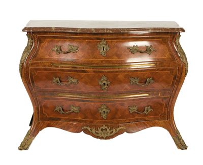 une petite commode avec un plateau en marbre