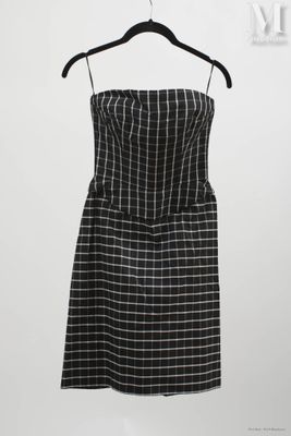 une robe à carreaux noirs et blancs suspendue à un cintre