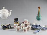 de nombreux types de théières, tasses et soucoupes