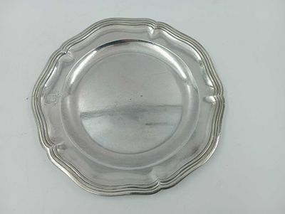 un plateau d'argent sur une table blanche avec un fond blanc