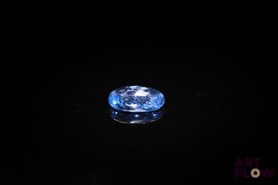 gros plan d'un diamant bleu sur une surface noire