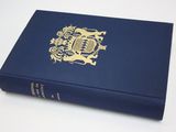 un livre bleu posé sur une table à côté d'une table blanche