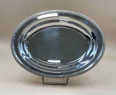 gros plan d'une plaque d'argent sur une surface blanche