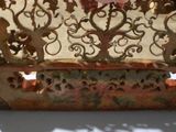 un banc en métal orné d'un motif décoratif