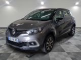 la voiture grise est garée sur le sol en damier d'un garage