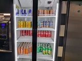 un réfrigérateur contenant des boissons, situé dans une cuisine