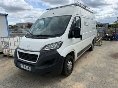 la photo d'une camionnette blanche garée sur un parking
