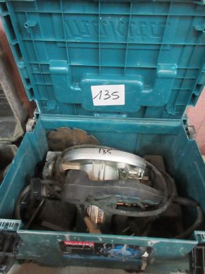 une boîte à outils bleue contenant un moteur
