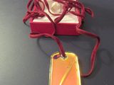 une petite plaque d'identité posée sur une table