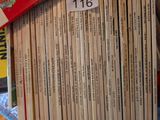 un grand nombre de livres empilés les uns sur les autres