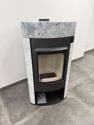 un poêle noir et blanc dans un coin de la pièce