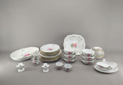 un groupe de plats, de tasses et de soucoupes en porcelaine
