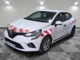 la voiture blanche est garée sur un sol en damier dans le garage