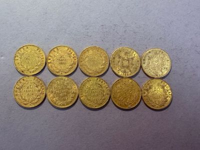 gros plan d'un paquet de pièces d'or sur une table