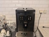 une machine à café posée sur un comptoir dans une cuisine
