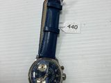 une image représentant une montre avec un bracelet bleu sur un fond blanc