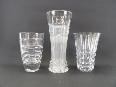 trois vases en verre posés l'un à côté de l'autre sur une table