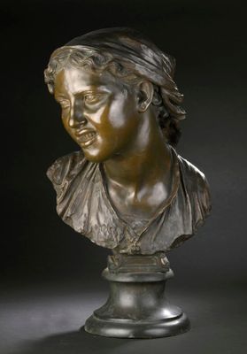 buste en bronze d'une femme aux cheveux longs, posé sur un socle