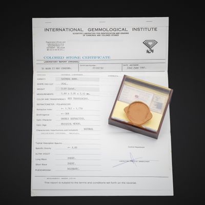 un certificat accompagné d'une médaille d'or dans un coffret en bois
