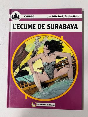 un livre sur lequel figure la photo d'une femme assise dans un bateau