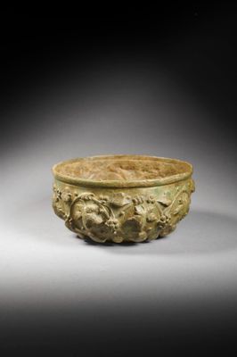 un vieux bol sculpté orné d'un motif
