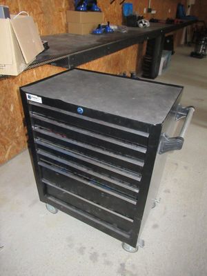 une photo d'une armoire à outils noire dans un garage