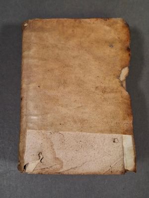 un vieux livre posé sur une table à côté d'une tasse de café