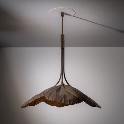 une lampe ornée d'une feuille, suspendue au plafond