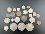 un tas de pièces de monnaie posées sur une table, l'une à côté de l'autre