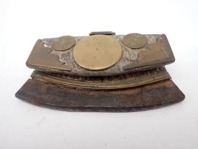 un petit objet métallique surmonté d'une pièce de monnaie