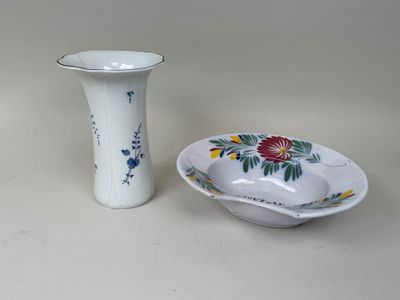 un vase blanc et un bol posés l'un à côté de l'autre sur une table