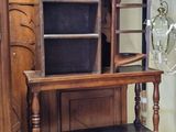 un grand meuble en bois surmonté d'un miroir