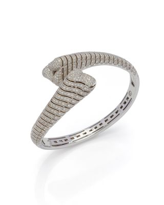 un gros plan d'une bague ornée d'une tête de serpent