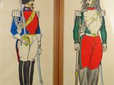 deux photos encadrées représentant des uniformes militaires accrochées au mur