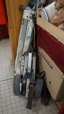 Un sac de golf slazemger, trois bois et des fers.