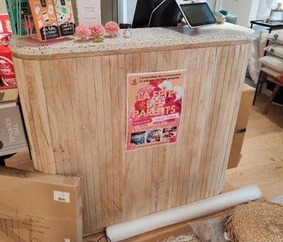 un comptoir sur lequel sont posés tout un tas d'articles