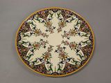 une assiette avec un motif floral sur une table