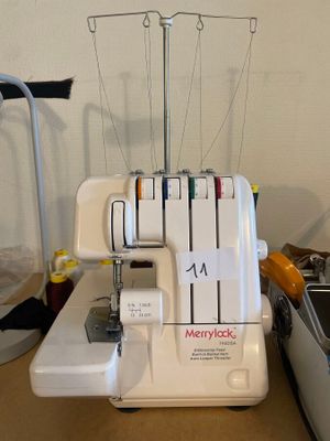 une machine à coudre posée sur une table
