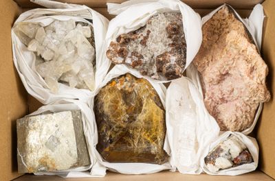 une boîte remplie de cailloux et d'autres cailloux à l'intérieur