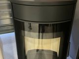 un poêle noir dans un coin de la pièce