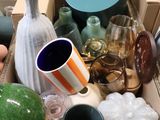 une boîte remplie de vases et de bols posée sur une table
