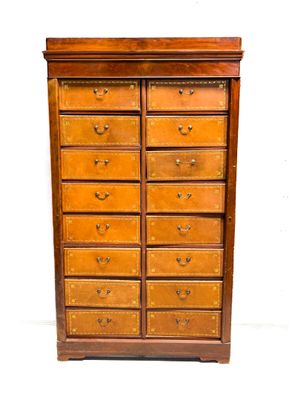 une grande armoire en bois surmontée de nombreux tiroirs