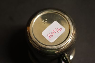 un gros plan d'une tasse sur laquelle est collé un autocollant