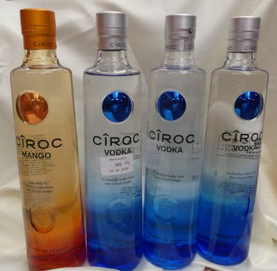 trois bouteilles de Ciroc sont alignées sur une table