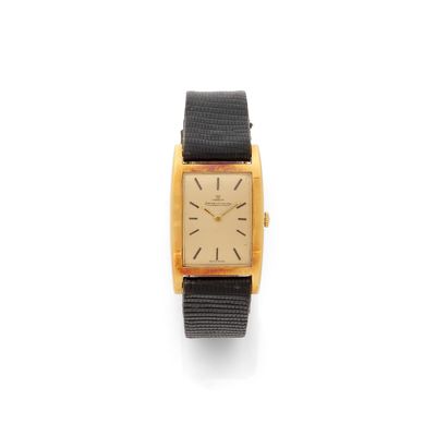 une image représentant une montre dorée et noire sur fond blanc